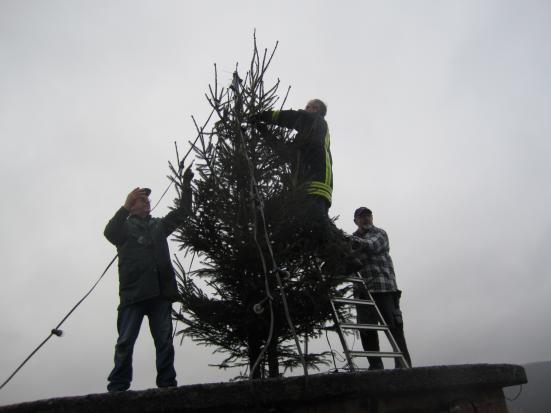 Installation des Weihnachtsbaumes auf der Krukenburg