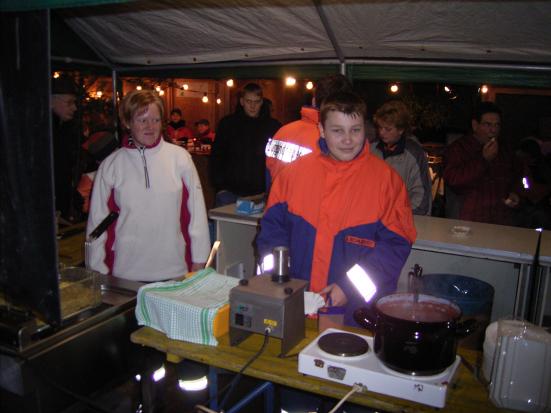 Trotzt Sturm und Regen: Viele Besucher beim Weihnachtsmarkt der Jugendfeuerwehr