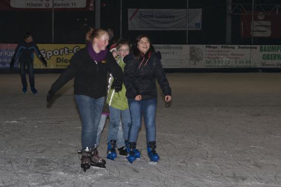 Jugendfeuerwehr-Weihnachtsfeier: Besuch auf der Eisbahn